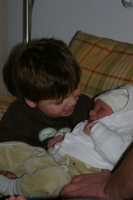 J. mit seinem kleinen Cousin