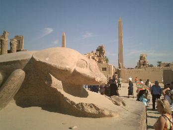 Der Skarabäus als Glücksbringer mit der Bedeutung &amp;quot;Aufersteheung und Leben&amp;quot;. Man muß 7 mal darum laufen also ich hab mich geopfert und bin für uns alle 7 mal drumherum. Also das Glück gehört nun uns (forum)