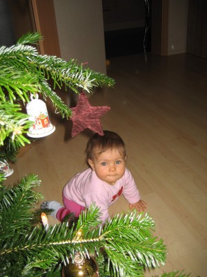 Emily schmückt den baum!!!