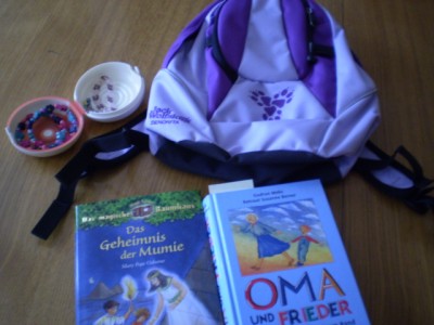 Neue Bücher, viel Schmuck *Halskette und 2 Ringe trägt Madame und sind somit nicht zu sehen*, Tupperschmuckdose gabs auch noch und einen sehr schönen Rucksack für den nächsten Kinderurlaub *das zweite Geschenk, welches in Form eines Gutscheines geschenkt wurde*