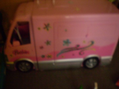 Das Geschenk der Geschenke: Das Barbie-Wohnmobil - Luxus auf vier Rädern. <br />Dann gab es noch Bettwäsche *hängt auf der Leine* , eine Lillifee Schultertasche *ist mit Madame unterwegs*, 2 kleine Barbiepuppen und am Sonntag geht es dann nochmals weiter.