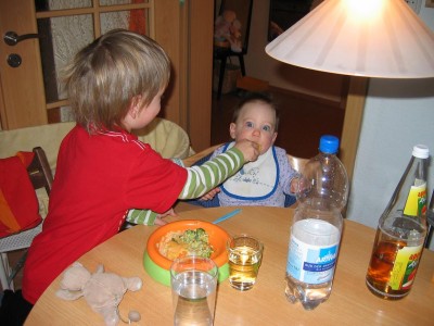 mhhh....lecker!...und dann auch noch vom Bruder gefütter!