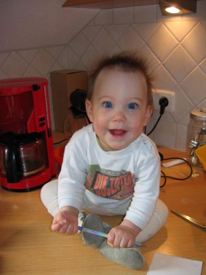 1, 2...umfallen....! klappt aber immer besser mit dem Sitzen!