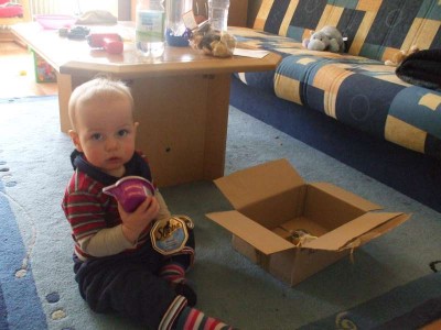 bastian hilft auch auspacken.....jpg