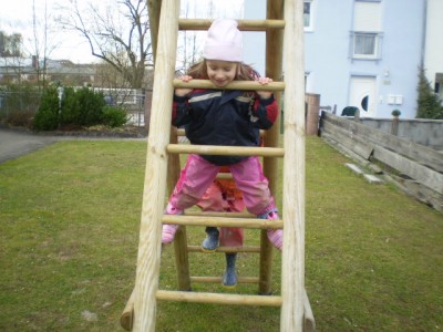 Der Floh in der rosa Hose ist Vanessa, knapp 1,5 Jahre älter wie Freundin Julia....... und viel kleiner aber Julia ist nee arg Große.