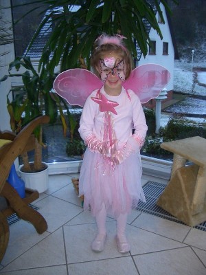 Die Schmetterlingsfee, man beachte das Herzchenpflaster auf der Stirn...mit Glitzer!!!