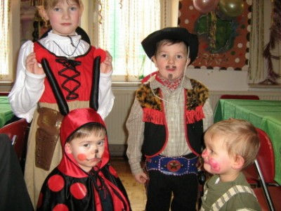 Tobias mit Grosscousin und Grosscosine(hinten) und Freundin Lena.JPG