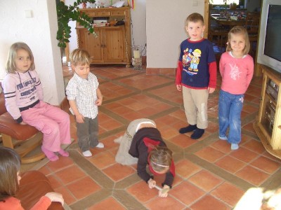 Topfklopfen, man beachte rechts im Bild Emelies Zwillingsschwester ;o)