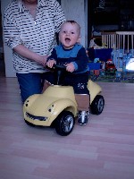 Maurice hat jetzt auch ein Bobbycar :-)