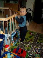 Maurice kann schon ganz toll alleine stehen :-)