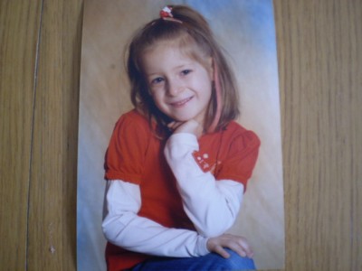 Februar 2008 - mit kurzem Haar und Strähne im Haar