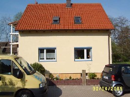 Unser Häuschen, Vorderseite. War mal 'ne Bruchbude und wurde von uns liebevoll saniert und renoviert.