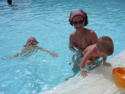 Emelie die Wasserratte und Linus will nur raus...&amp;quot;Mama das ist zu talt&amp;quot;