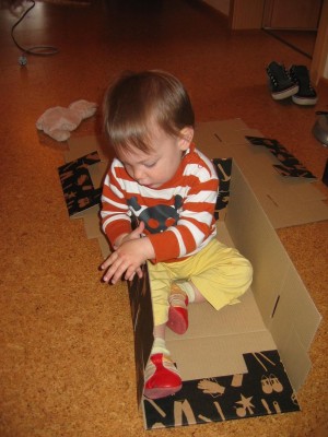 Mia beim Basteln ;-)