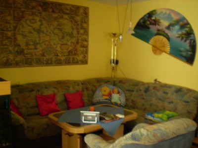 direkt neben dem Schränkchen ist dann unser Wohnzimmer