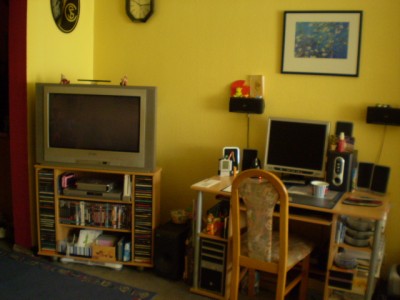 kommt man ins WZ rein, steht auf der rechten Seite der TV und der PC an dem ich nun hocke