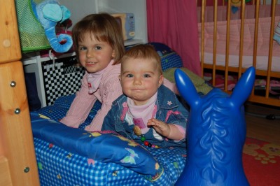 jana und nina zu hause.JPG
