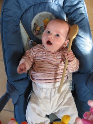 Celinchen hilft beim Backen