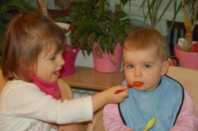 nina wird von jana gefüttert ;-).JPG