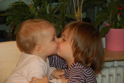 nina & jana knutschen.JPG