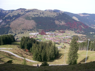 Der Blick vom Berg auf Oberjoch und zu Klinik