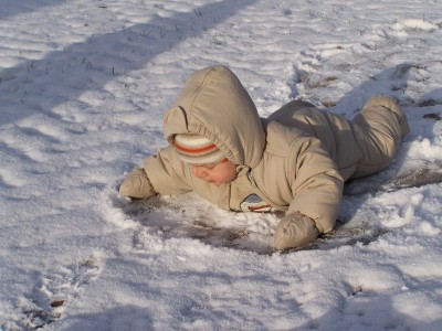 Beim Schneeengel machen