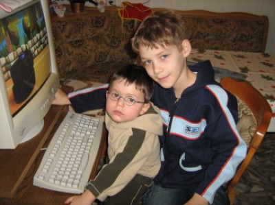 Tobi mit seinem neuen Ziehbruder, auf den er ganz stolz ist.!