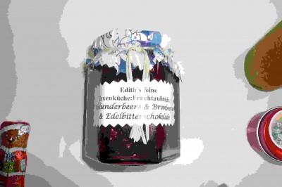 Aber nicht nur die Nase wurde beschenkt, sondern auch der Gaumen. Eine überaus delikate Marmelade mit der Geschmacksrichtung Holunderbeere &amp;amp; Brombeere &amp;amp; Edelbitterschokolade. Wow! Schmeckt die toll! Ich wusste gar nicht, dass es so etwas gibt!