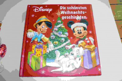 Der Knaller kam ganz zum Schluß. Ein großes Paket, dass vom Format her ein Buch vermuten ließ, sich aber von der Weichheit eher anfühlte wie ein Fotoalbum. Schon da war die Freude groß, denn meine Prag Bilder oder ein paar andere Llieblingsfotos haben noch kein Fotoalbum bekommen. Aber der Knaller war: es war ein Disney Weihnachtsbuch!!!!!!! Suuuuuuuper! Meine ohnehin schon großen Augen wurden noch größer und mein Mann hörte aus dem Wohnzimmer ein lauten Freudenjuchzer und kam auch gleich neugierig angerannt! <br />War das ein tolles Wichtelpaket!