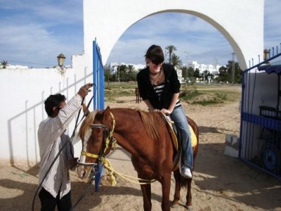 Ronja auf dem Araber mit denen wir viel von der Gegend ansehen konnten