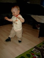 Uiii,ich kann ganz alleine laufen :-)