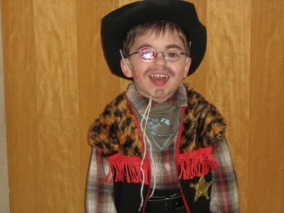 Cowboy Tobi auf dem Weg zum Kinderfasching!.JPG