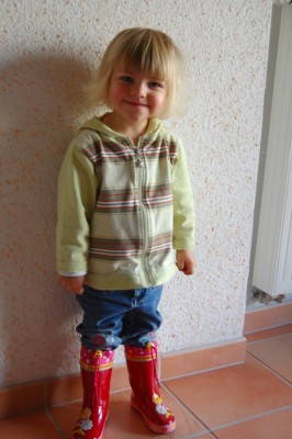 Die Hose rutscht, aber die Gummistiefel sind klasse!!! ;-)