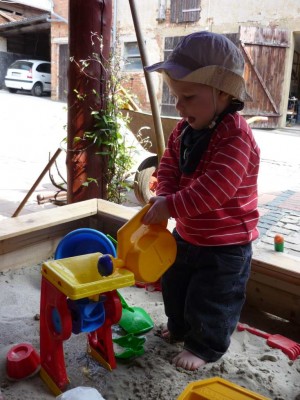 15.04.09 Leo im Sandkasten (07).JPG