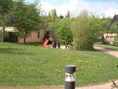 Gegenüber vom Haus, die Kids auf dem Spielplatz