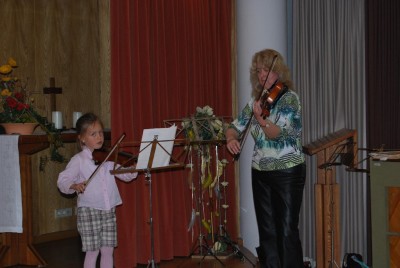 Emelie beim Geigenvorspiel