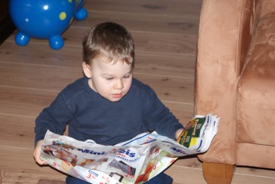 Ruby liest Zeitung komp.JPG