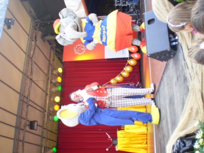 Clown Peppino rockt die Bühne