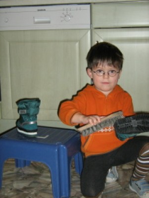 Tobi beim Stiefel putzen für'n Nikolaus!.JPG