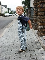 Auf dem Weg zum Kindergarten - noch ist die Welt in Ordnung....