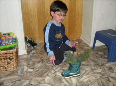 Tobi vor seinen Stiefel mit Holz!.JPG