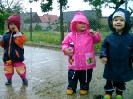 Emelie, Miriam und Emma im Regen