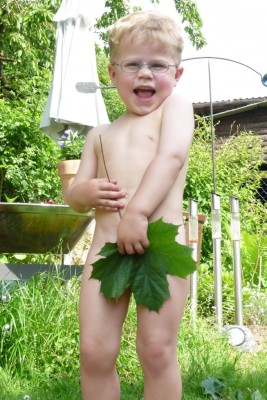 09.06.10 Leo, Lena und Hanna im Garten (26).JPG
