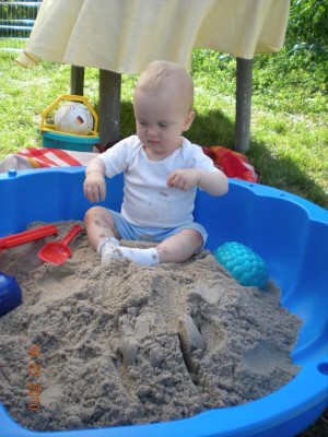Daniel im Sandkasten.jpg