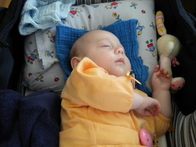 Sarina am schlafen im Kinderwagen