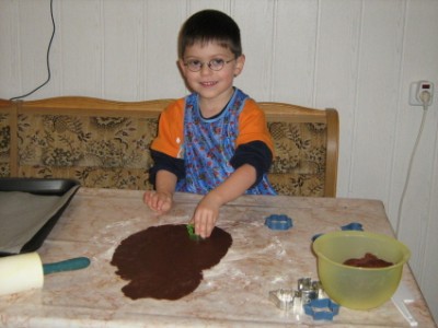 Tobi beim Plätzchenbacken.JPG