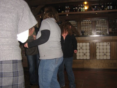 Ich bin hinten rechts am tanzen, die Haare sitzen...