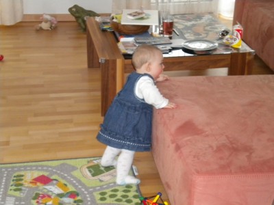 Sarina steht - 5.3.2011...und das Mutterherz platzt vor Stolz...