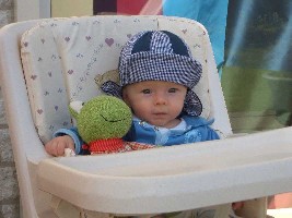 mit Freund geht es auch im Hochstuhl gut