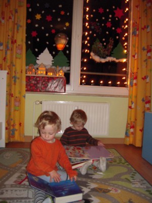 Fenstedeko und Kinder beim Buch stöbern.jpg